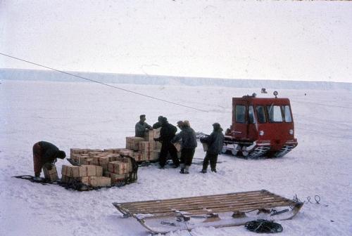 Her pakkes varen på slæder for transport til basen (foto Hans)