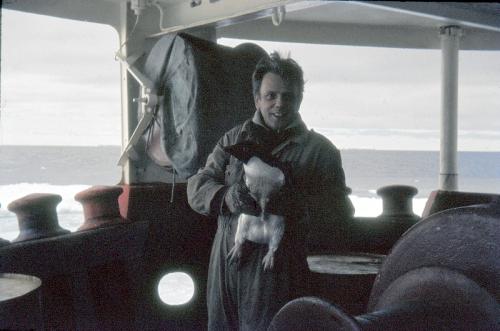 Tjener Frederik viser pingvinen rundt på M/S Kista Dan (foto B.W)