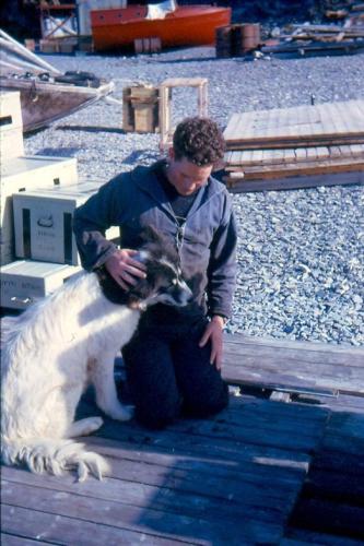 Jørgen Berg får sig en lille snak med hunden (foto J.B)