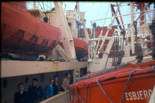 Kista på Siden af M/V John Biscoe  Port Standly (foto J.B)