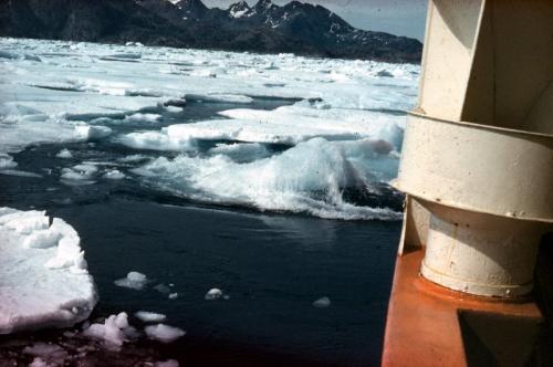 Mod Scoresbysund lidt isbrydning (foto Hans )